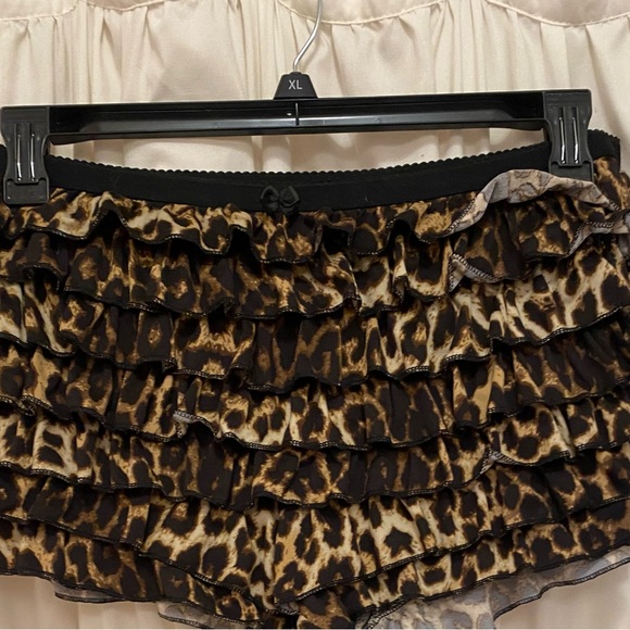 Leopard Print Ruffle Shorts ๐ - Picture 6 of 8